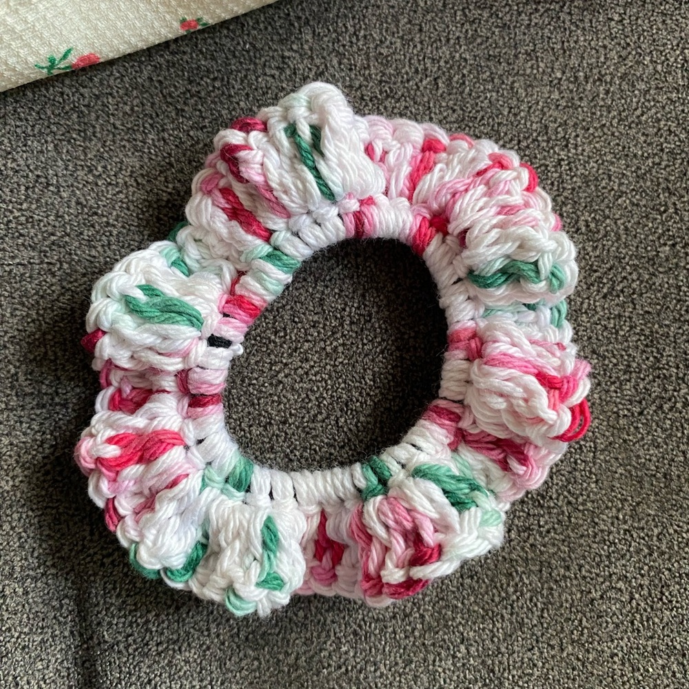 Crochet hair scrunchie